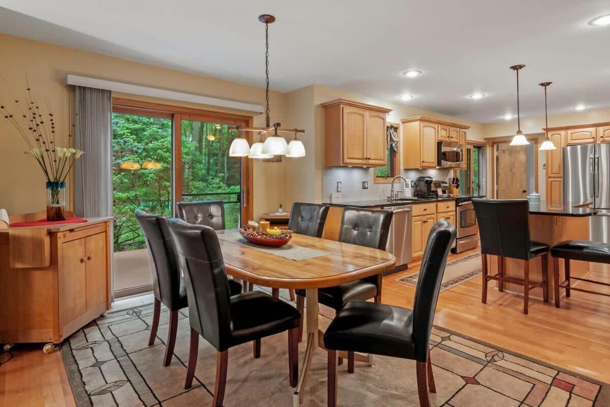 10 Mins To Slope, Pickle Ball, Hottub Holiday home Lake Harmony