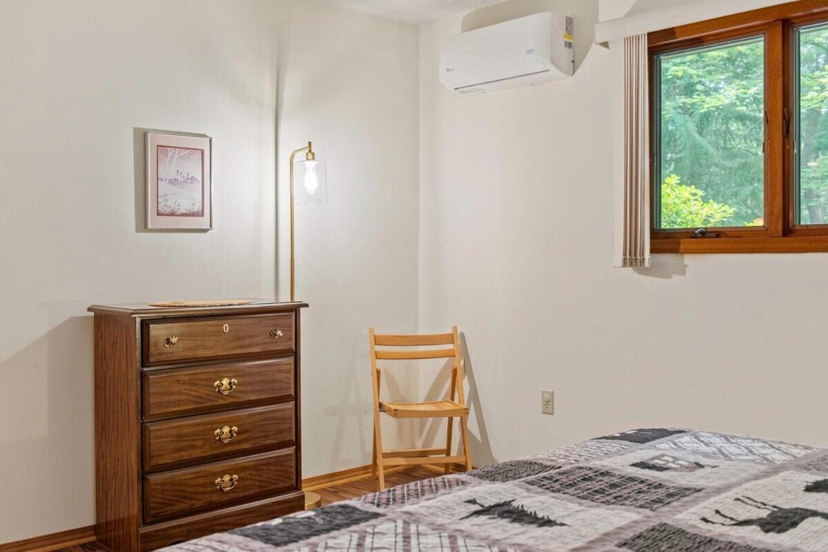 10 Mins To Slope, Pickle Ball, Hottub Holiday home Lake Harmony