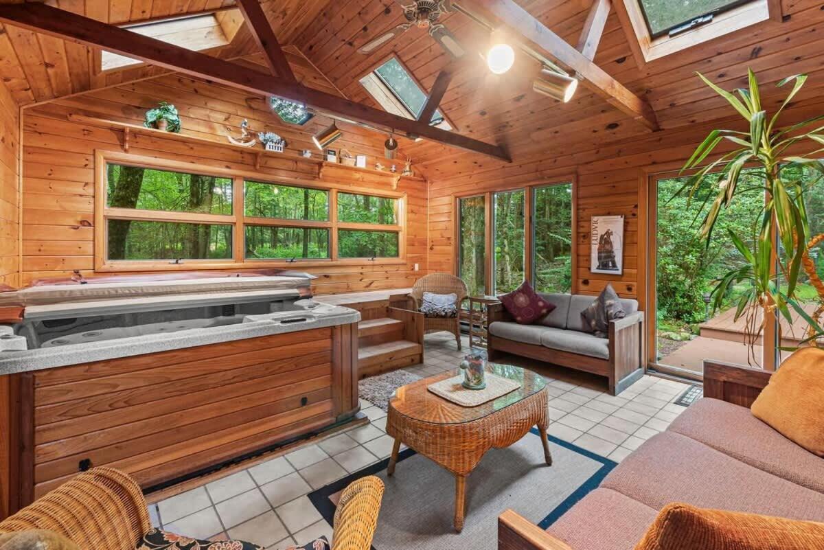10 Mins To Slope, Pickle Ball, Hottub * Lake Harmony