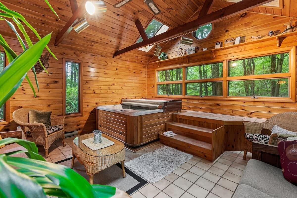 Holiday home 10 Mins To Slope, Pickle Ball, Hottub Lake Harmony