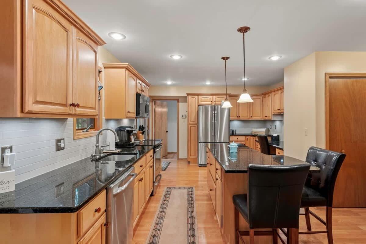 10 Mins To Slope, Pickle Ball, Hottub Holiday home Lake Harmony
